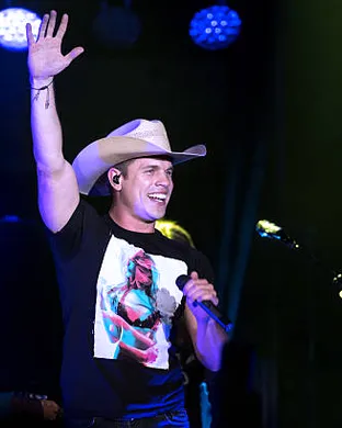 Dustin Lynch Hampton